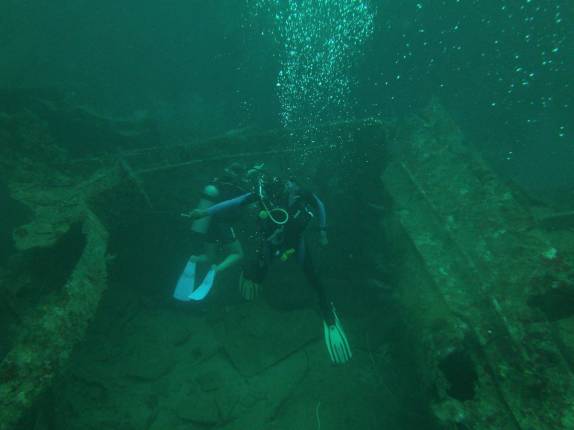 Explorando a piscina do Bianca C, o enorme navio-cruzeiro naufragado em Granada